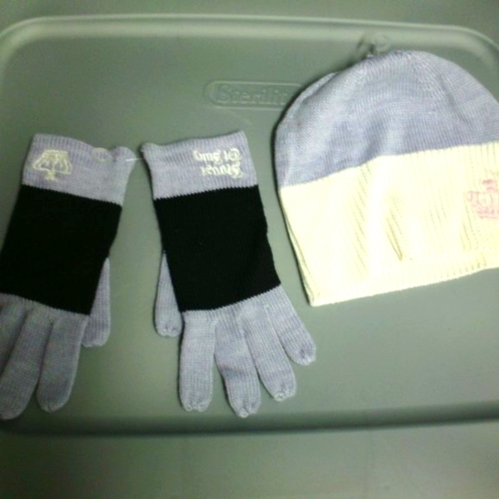 2 pc Juicy Couture Glove Hat Knit Set NWOT